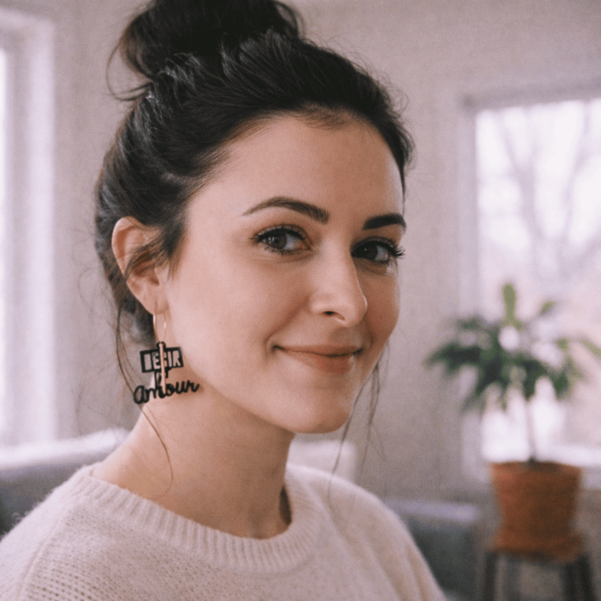 Creoles depareillees Desir ou amour portees par une femme, boucles d oreilles asymetriques avec message et style artisanal Matcha Paris