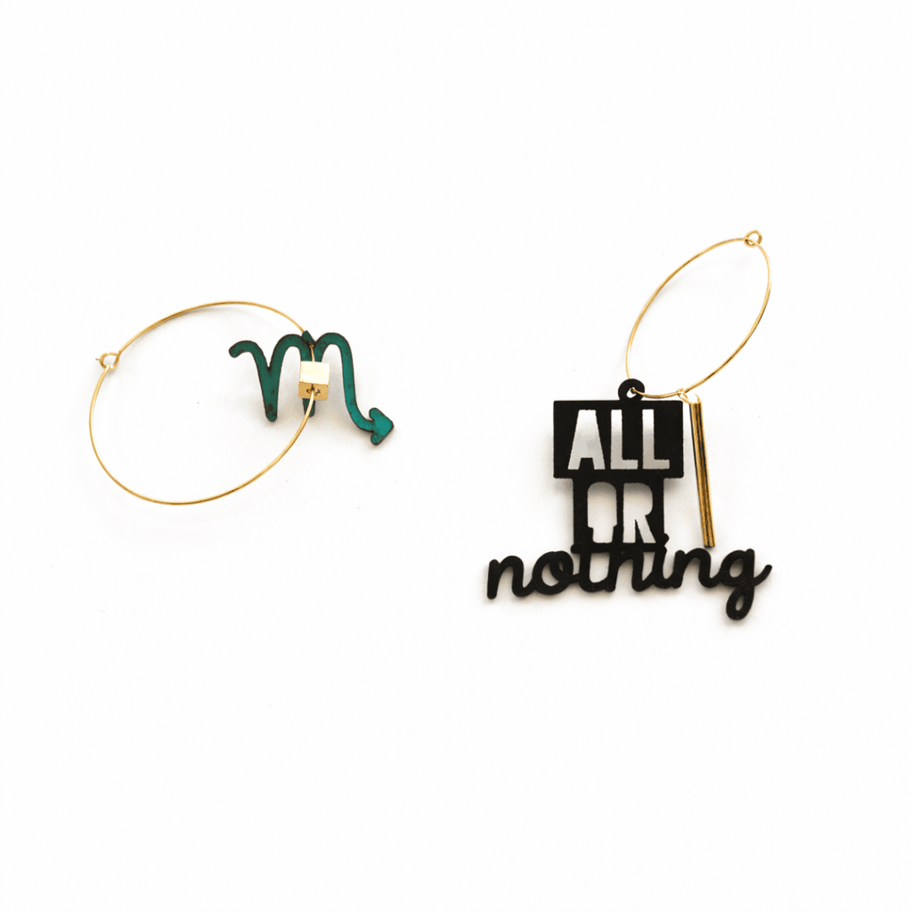 Boucles d’oreilles Scorpion dorées, créoles dépareillées avec message All or nothing.