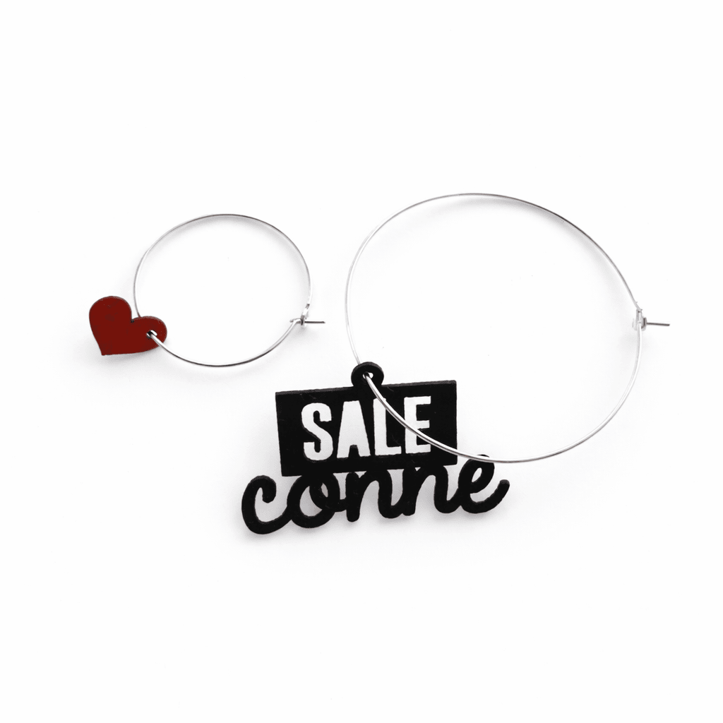 Paire de boucles d oreilles depareillees avec breloque noire inscription Sale conne feministe, bijou message engage