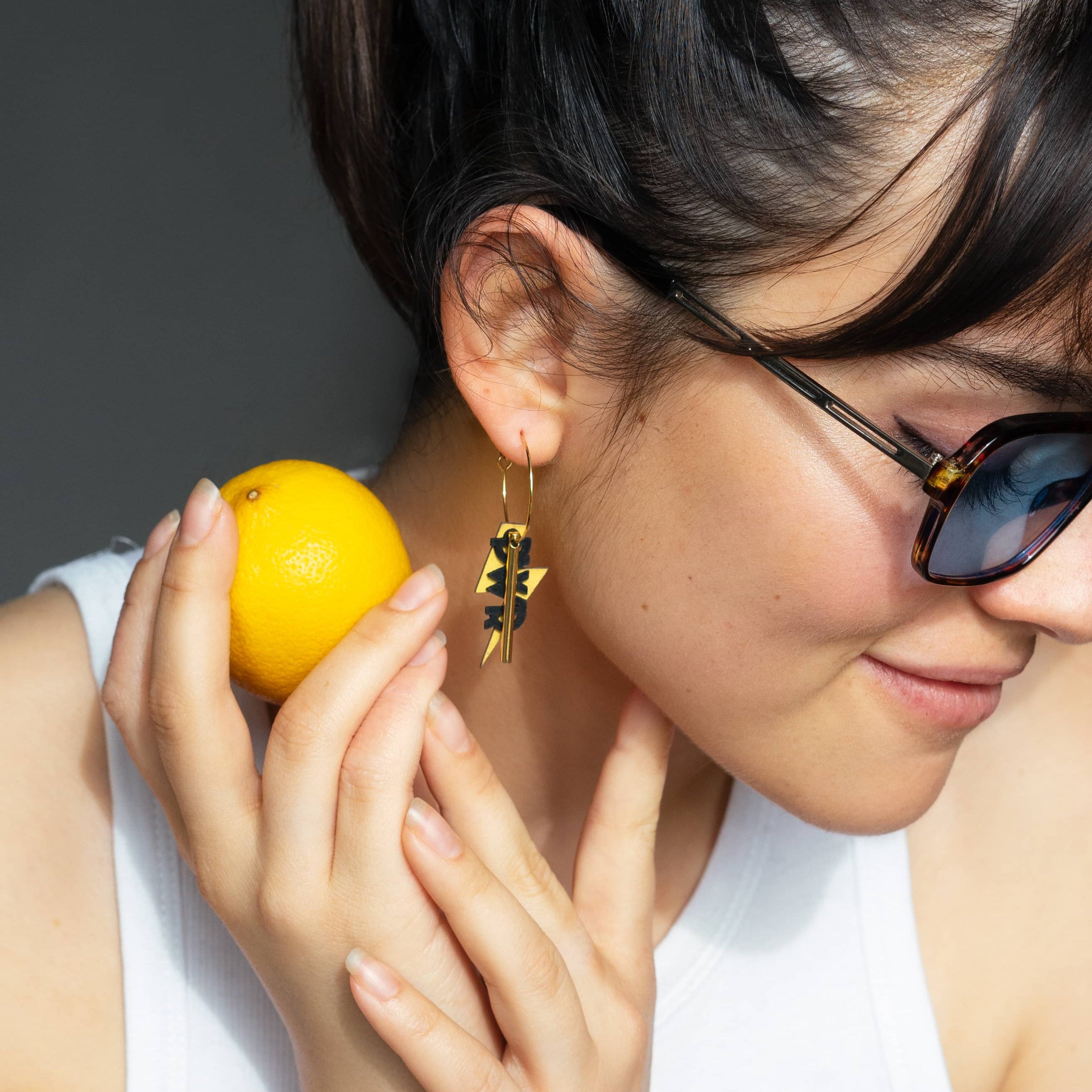 Femme boucles d'oreilles girl power feministe