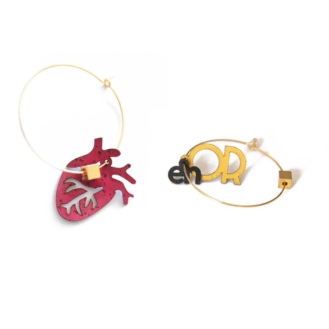 Boucles d’oreilles dépareillées avec un charm cœur anatomique rouge et un charm doré "en OR", montées sur créoles dorées – idée de cadeau femme original, signé Matcha Paris