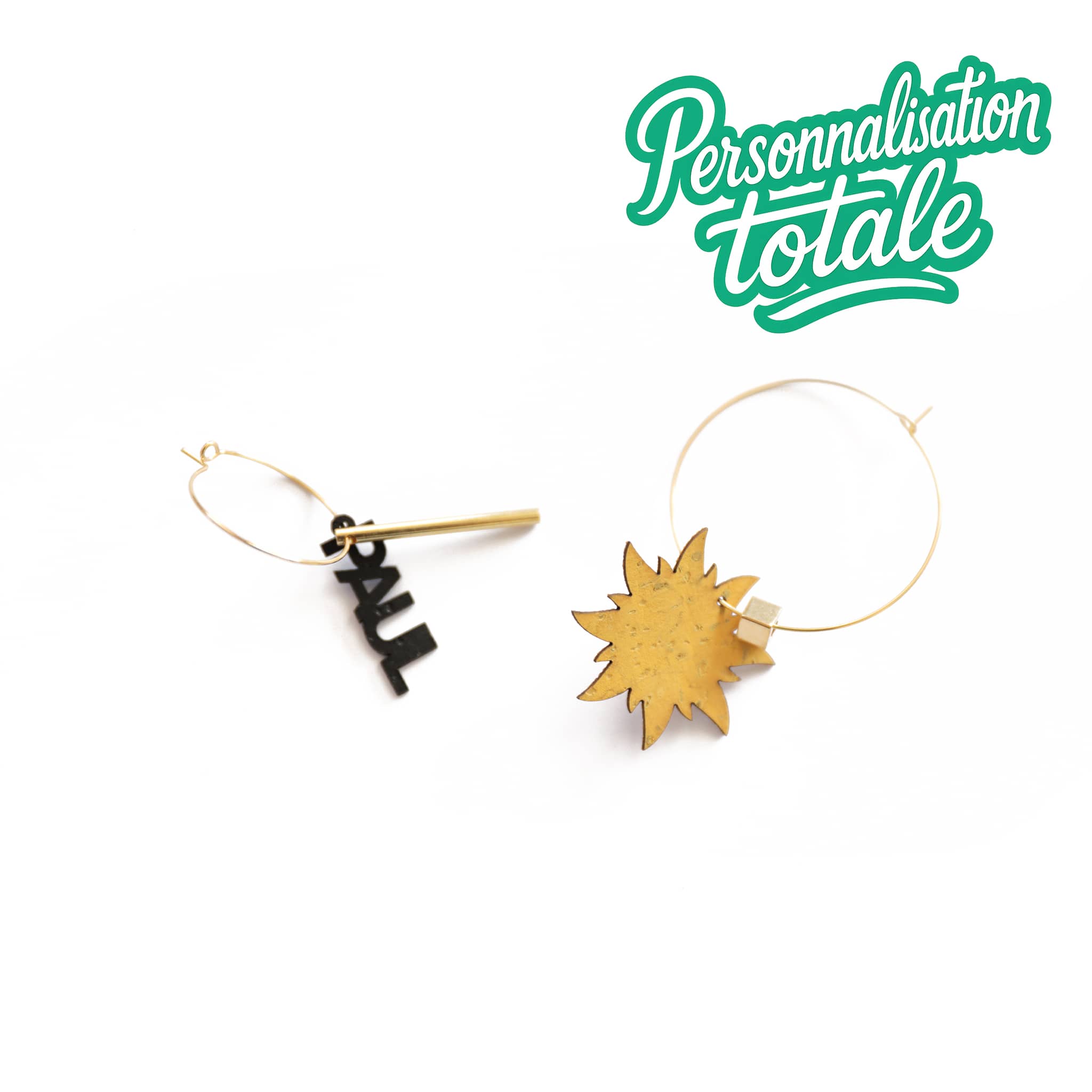 Créoles personnalisées Matcha Paris montrant la découpe précise du prénom et la breloque décorative – fabrication artisanale à la demande.