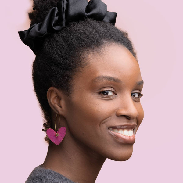 Un jeu de contrastes - Les boucles "AMOUR FOU" pour un look audacieux