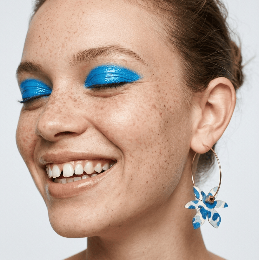 Boucles d'oreilles dépareillées Brangelina Tinos portées — créoles argent liège imprimé léopard bleu cobalt Matcha Bijoux