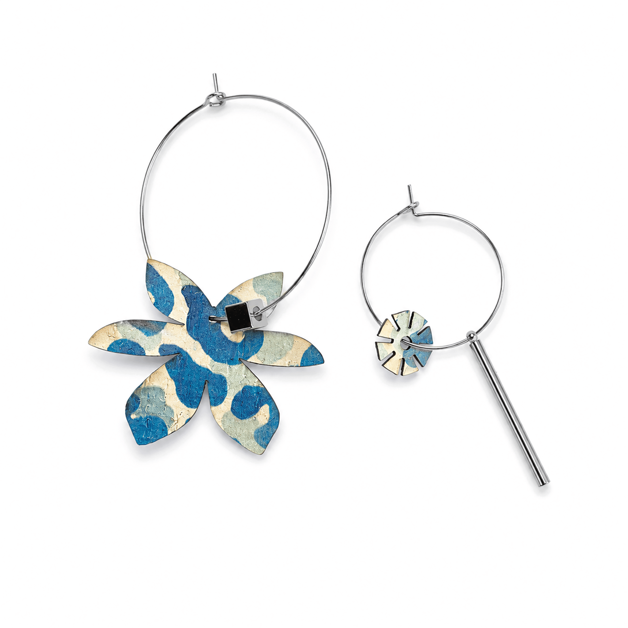 Boucles d'oreilles dépareillées Brangelina Tinos kit Glam argent — créoles argentées liège léopard bleu avec cube et tige Matcha Paris