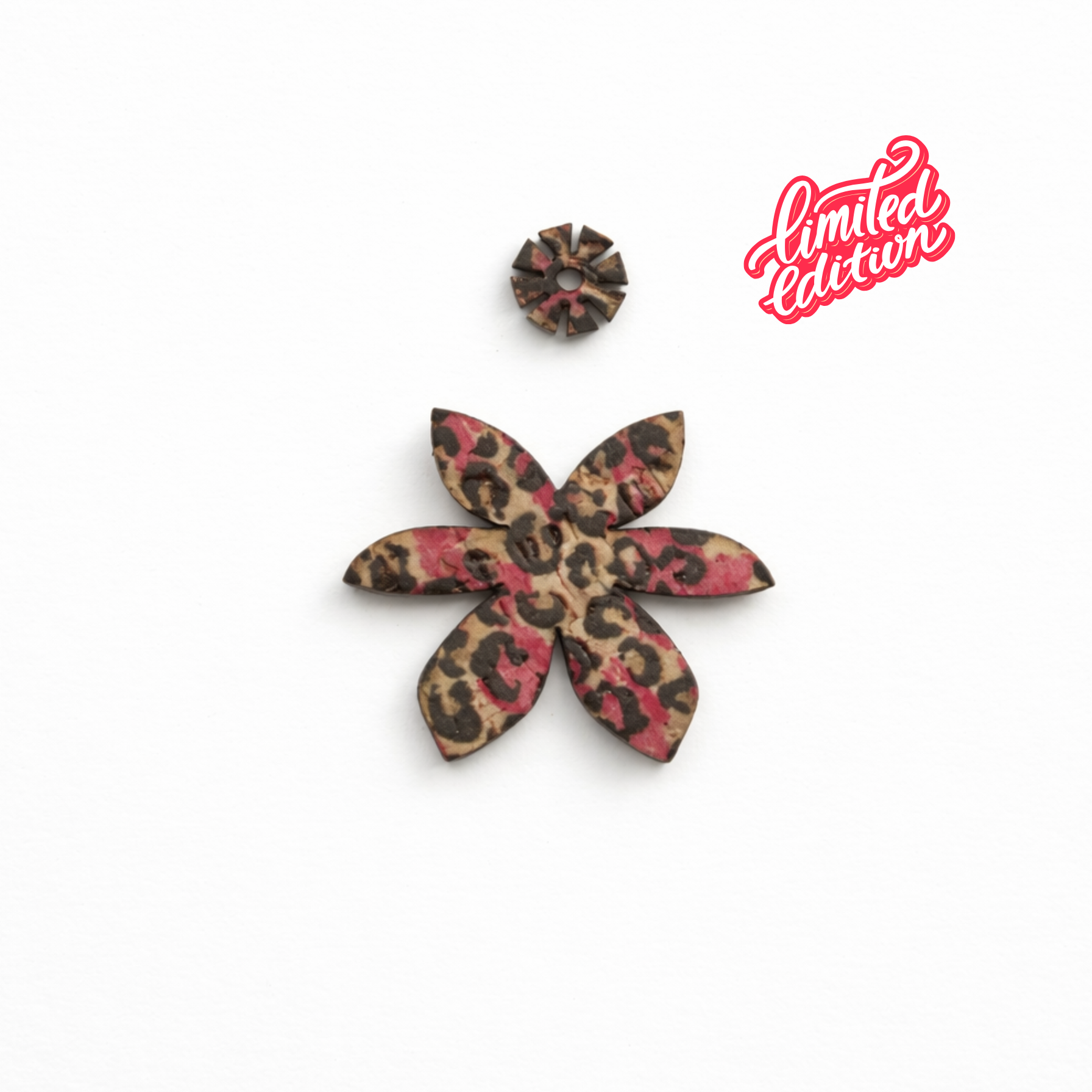 Breloque fleur Brangelina Pink Leo en motif léopard rose, édition limitée, bijou interchangeable artisanal fabriqué en France par Matcha Paris.