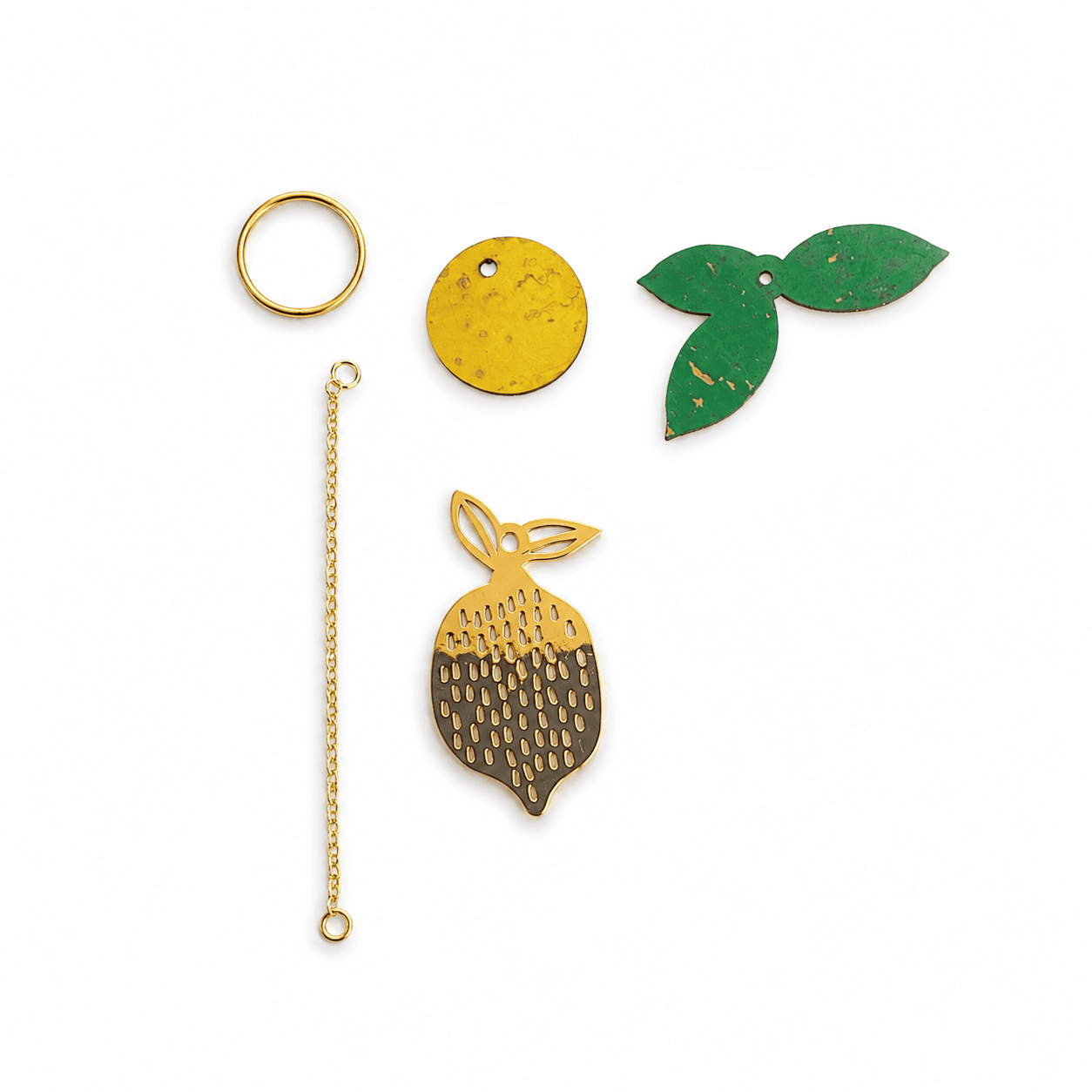 Breloques Limon & Cello détail — rond en liège jaune, feuilles en liège vert, citron en acier inox doré et chainette dorée, compatibles créoles interchangeables Matcha Paris