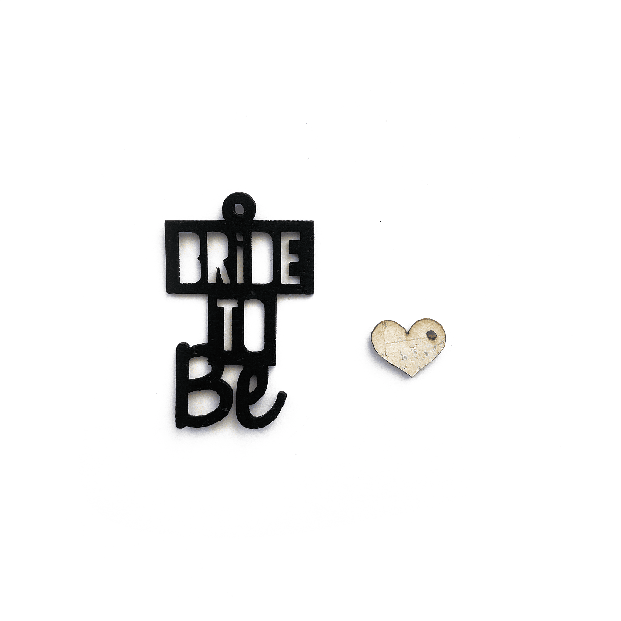 Personnalisez vos boucles d'oreilles dépareillées avec la paire de breloques Bride to Be en acier inox. Légères, hypoallergéniques, fabriquées en France.