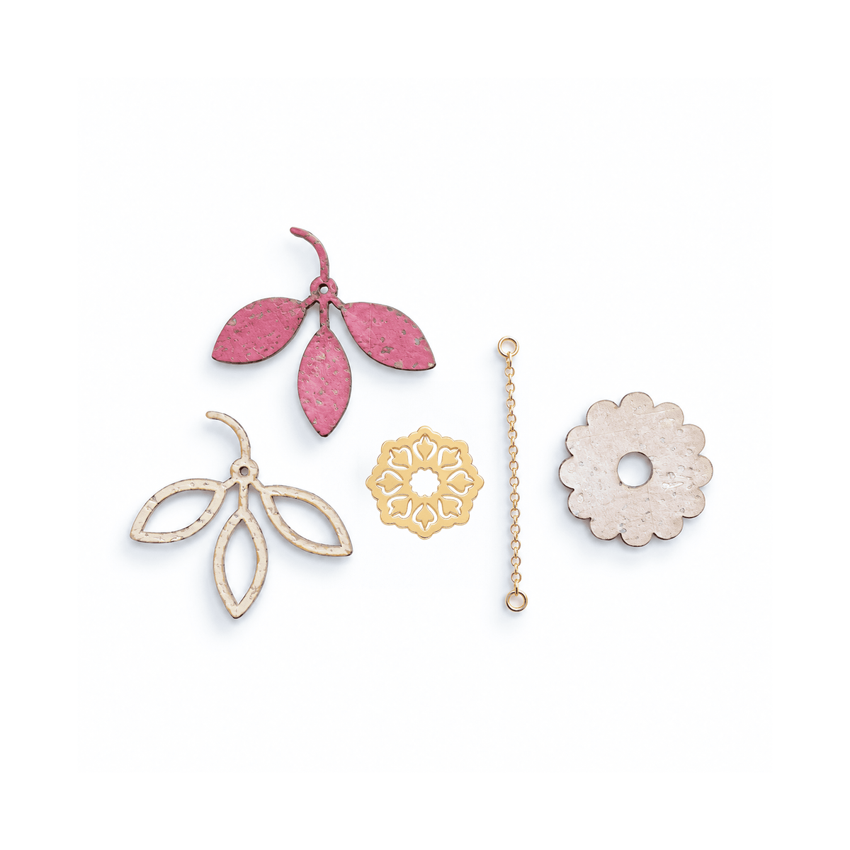 Breloques dépareillées interchangeables Edith & Marcel — branche liège rose poudré, rosace florale beige ajourée, rosace dorée et chainette Matcha Bijoux