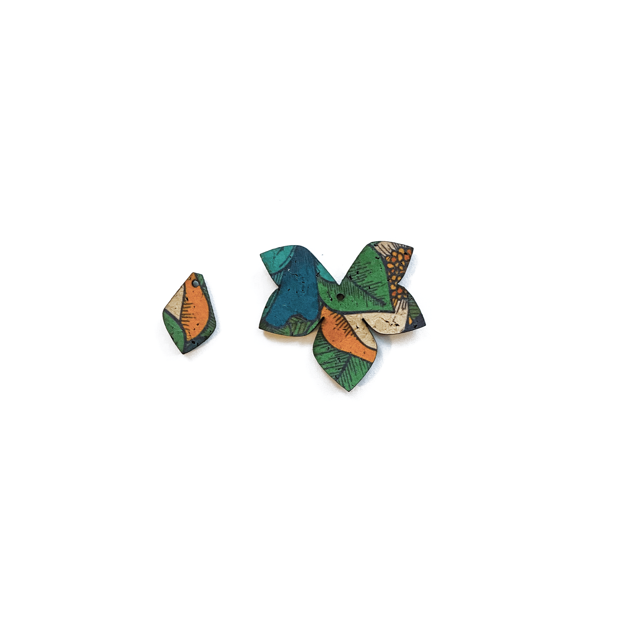 Breloques boucles d'oreilles dépareillées Eve & Adam Primavera jaune : liège coloré fleur et goutte tons bleu vert, bijou artisanal édition limitée fait en France.