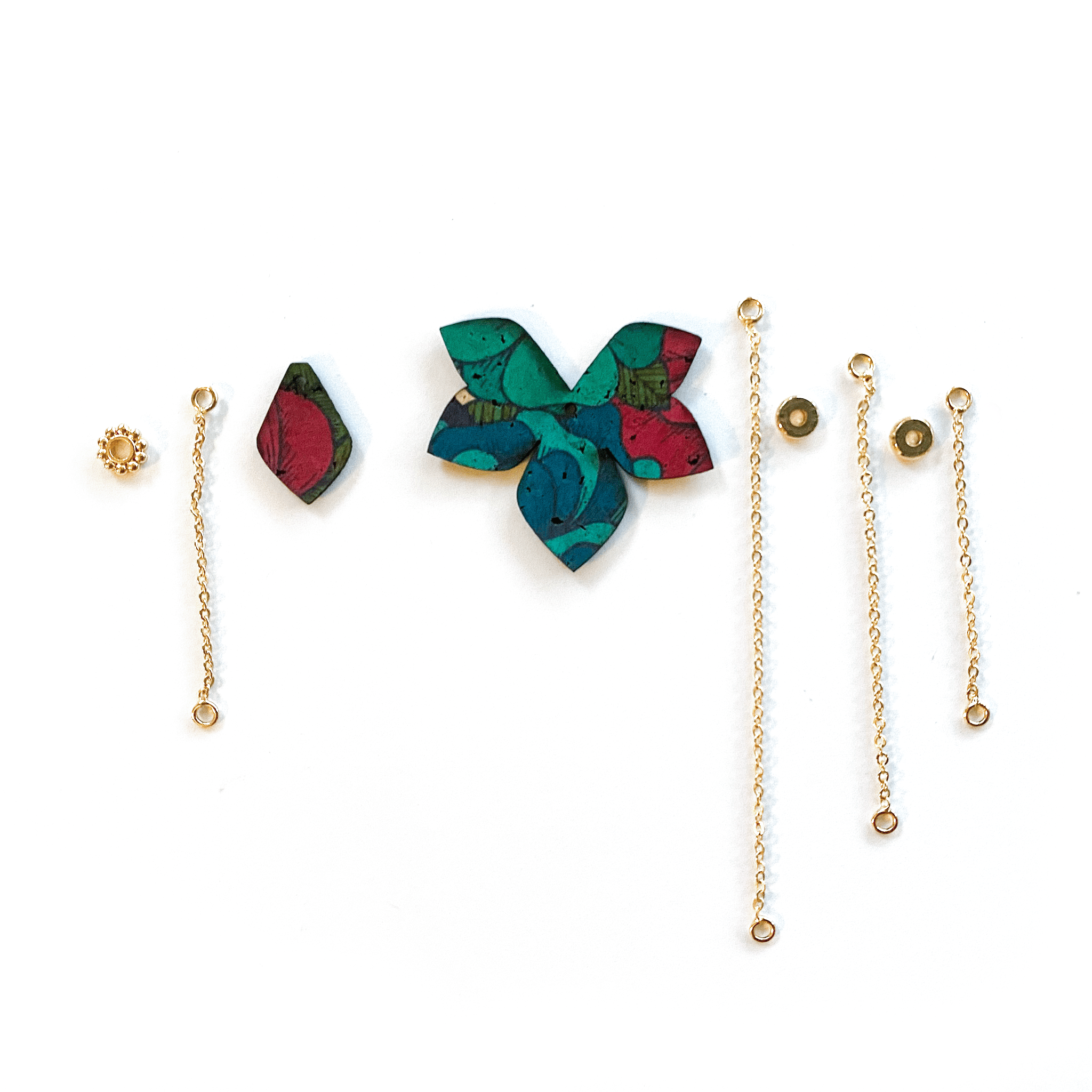 Breloques boucles d'oreilles dépareillées Eve & Adam Primavera kit Divine rose : liège coloré fleur et goutte tons rose et vert, chainettes dorées asymétriques, bijou artisanal fait en France.