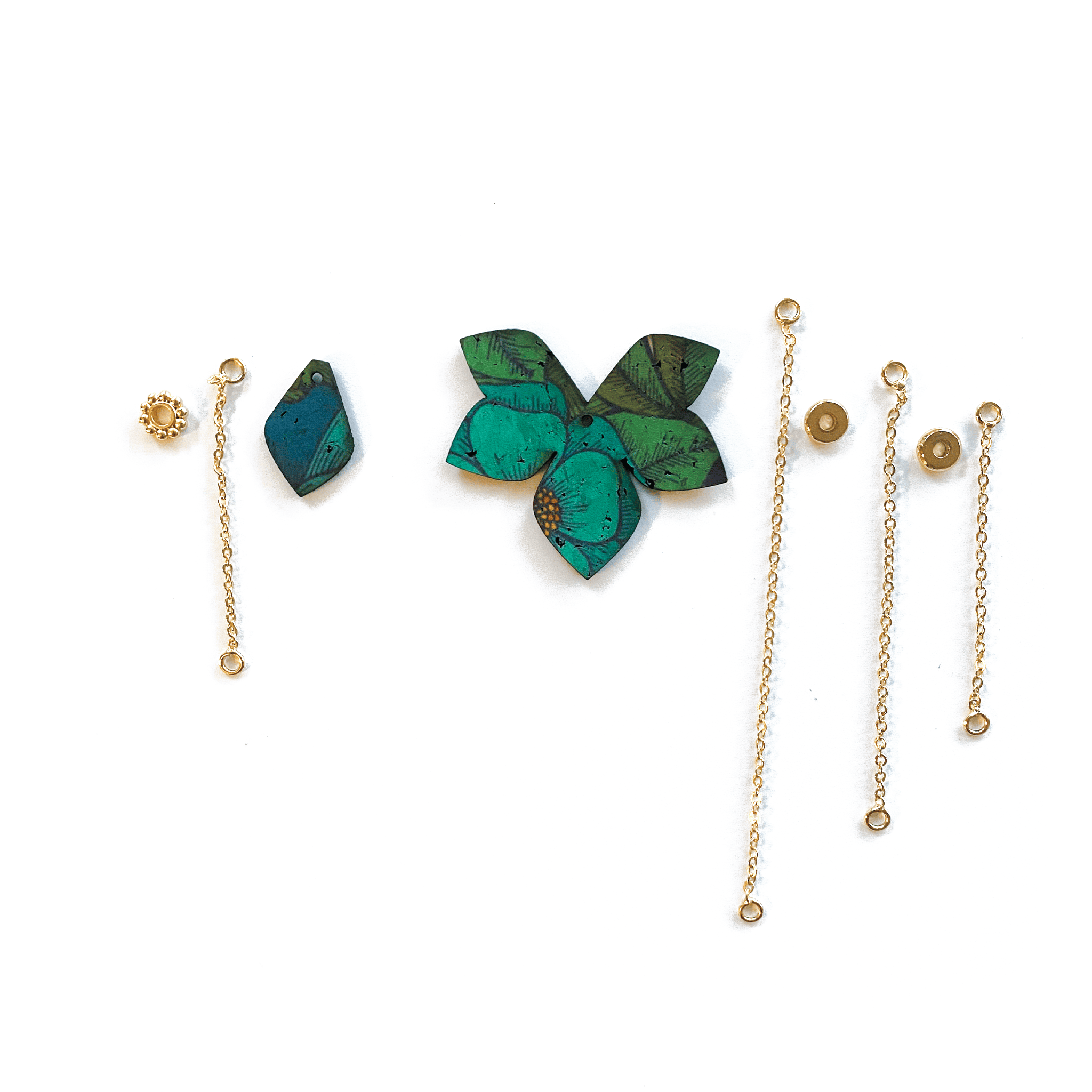 Breloques boucles d'oreilles dépareillées Eve & Adam Primavera kit Divine turquoise : liège coloré fleur et goutte, chainettes dorées asymétriques, bijou artisanal fait en France.