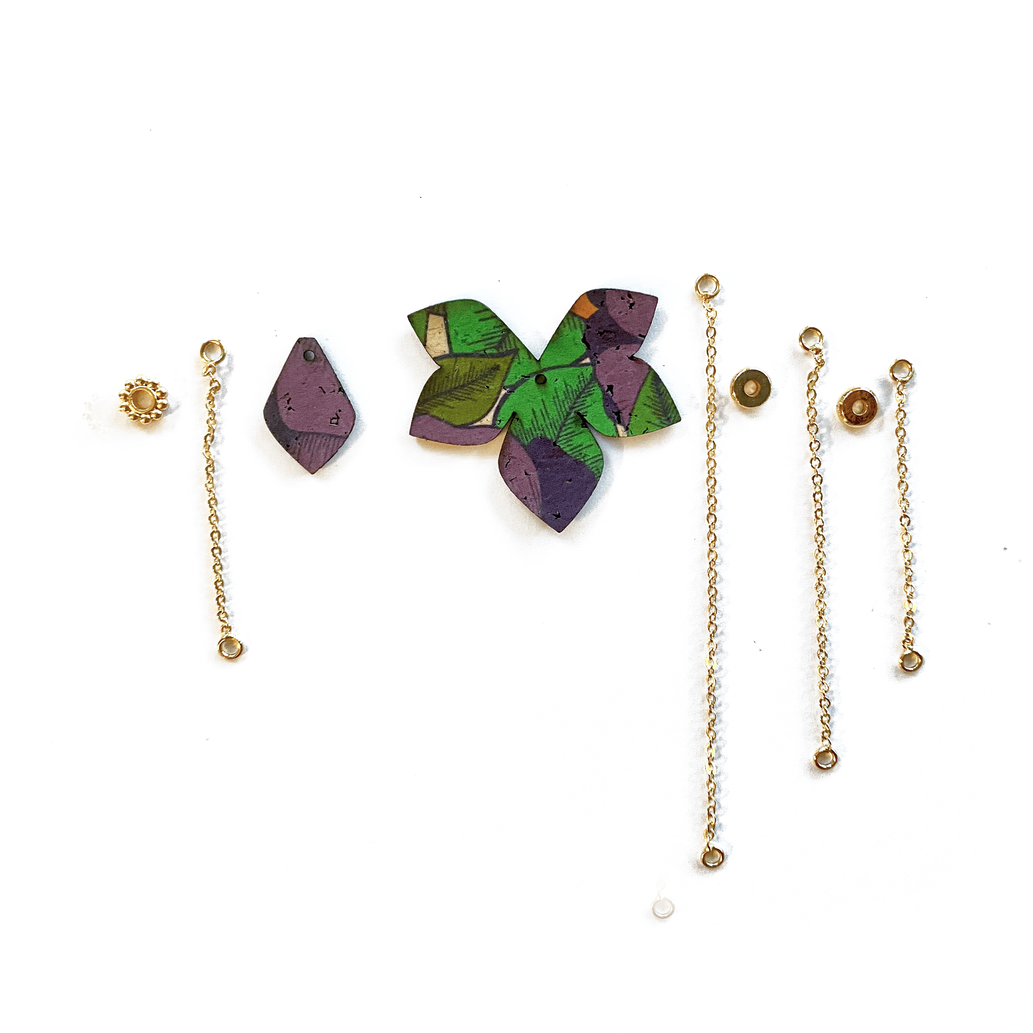 Breloques boucles d'oreilles dépareillées Eve & Adam Primavera kit Divine violet : liège coloré fleur et goutte tons violet et vert, chainettes dorées asymétriques, bijou artisanal fait en France.