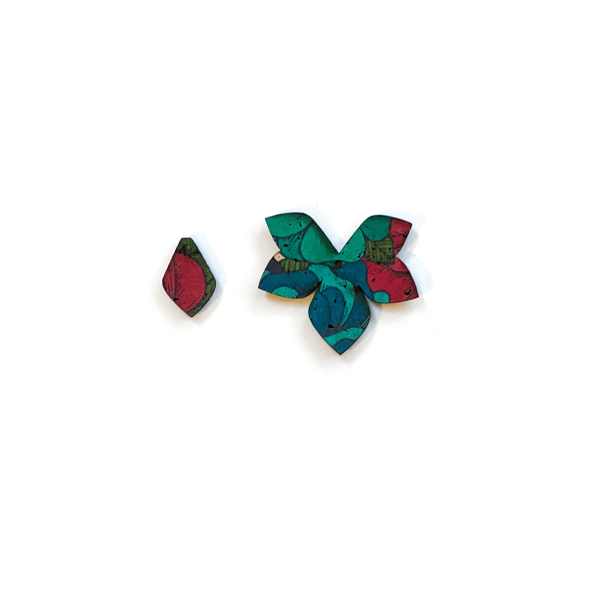 
Breloques boucles d'oreilles dépareillées Eve & Adam Primavera rose : liège coloré fleur et goutte tons rose et vert, bijou artisanal édition limitée fait en France.