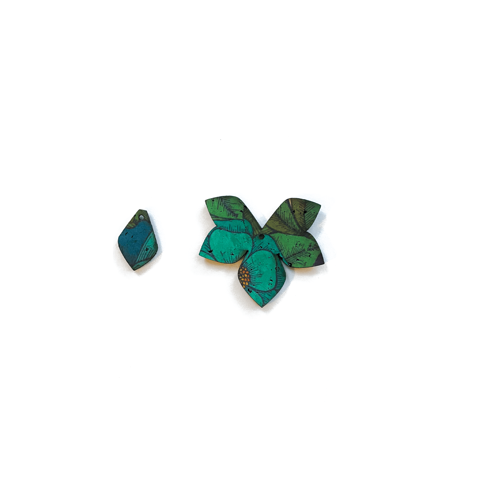 Breloques boucles d'oreilles dépareillées Eve & Adam Primavera turquoise : liège coloré fleur et goutte tons bleu vert, bijou artisanal édition limitée fait en France.