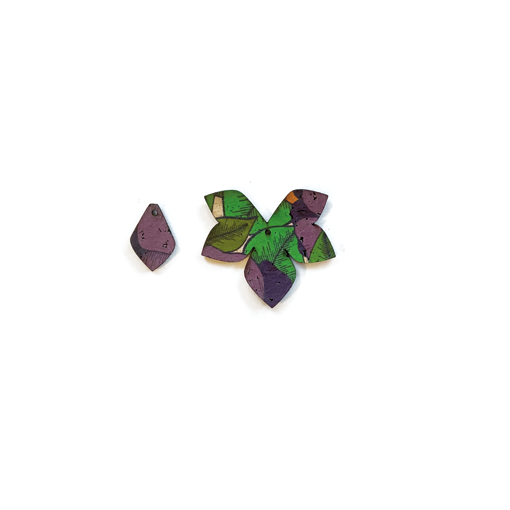 
Breloques boucles d'oreilles dépareillées Eve & Adam Primavera violet : liège coloré fleur et goutte tons violet et vert, bijou artisanal édition limitée fait en France.