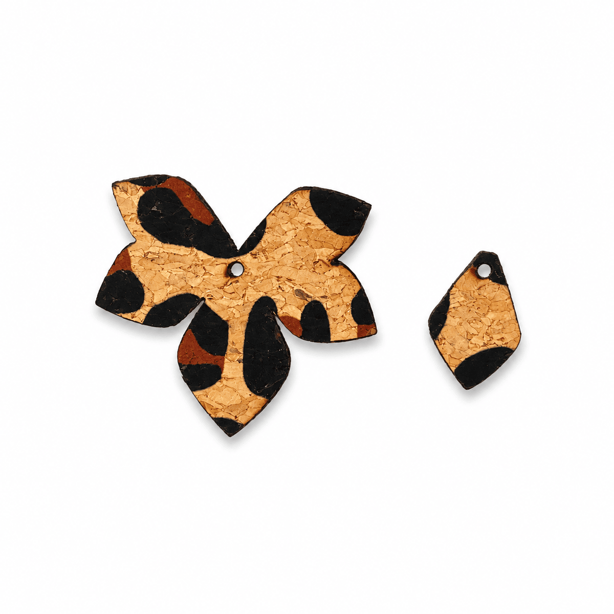 Breloques dépareillées interchangeables Eve & Adam Savanna — fleur liège imprimé motif léopard savane et goutte graphique assortie artisanales Matcha Bijoux
