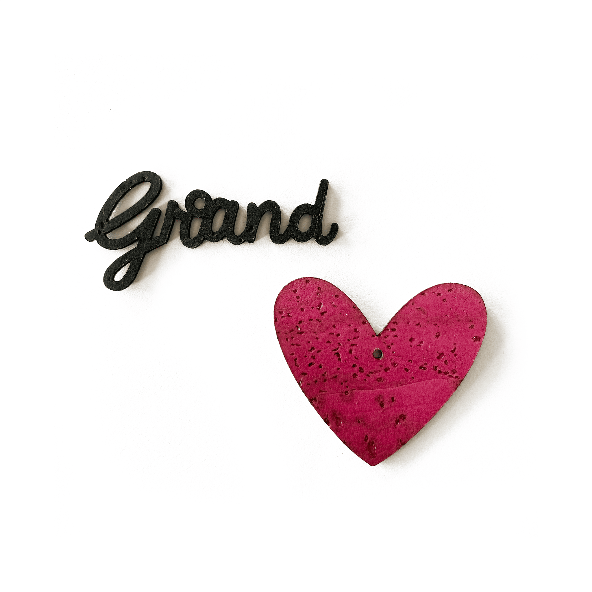 Breloques Grand Amour – mot Grand en liège noir et cœur bordeaux – boucles d'oreilles dépareillées Matcha Bijoux