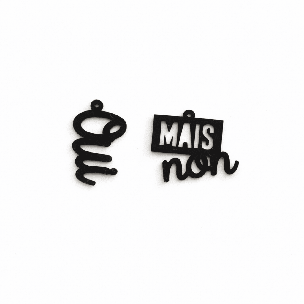 Breloques Oui et Mais non en message noir typographique, elements de boucles d oreilles depareillees a monter sur creoles, photo packshot sur fond blanc.