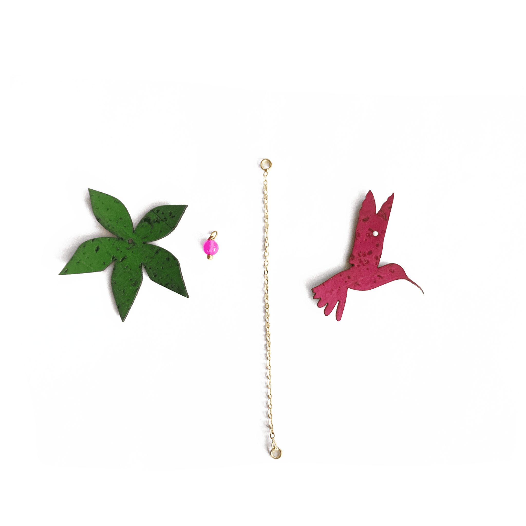 Breloques boucles d'oreilles dépareillées Shiva & Vandana : feuilles vertes liège avec perle agate rose et chainette dorée, colibri rose fuchsia, bijou artisanal édition limitée fait en France.