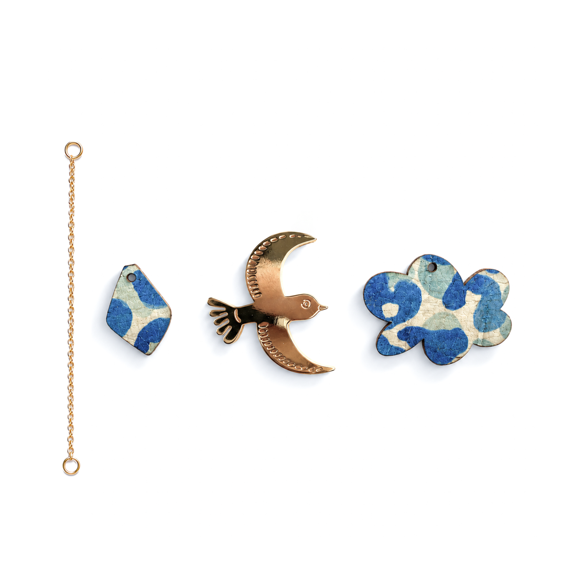 Breloques pour boucles Icare et Celeste, un nuage tie and dye d'un côté, un oiseau, et une goutte de l'autre et sa chainette, ces créoles astmétriques made in France sont colorées et ultra originales