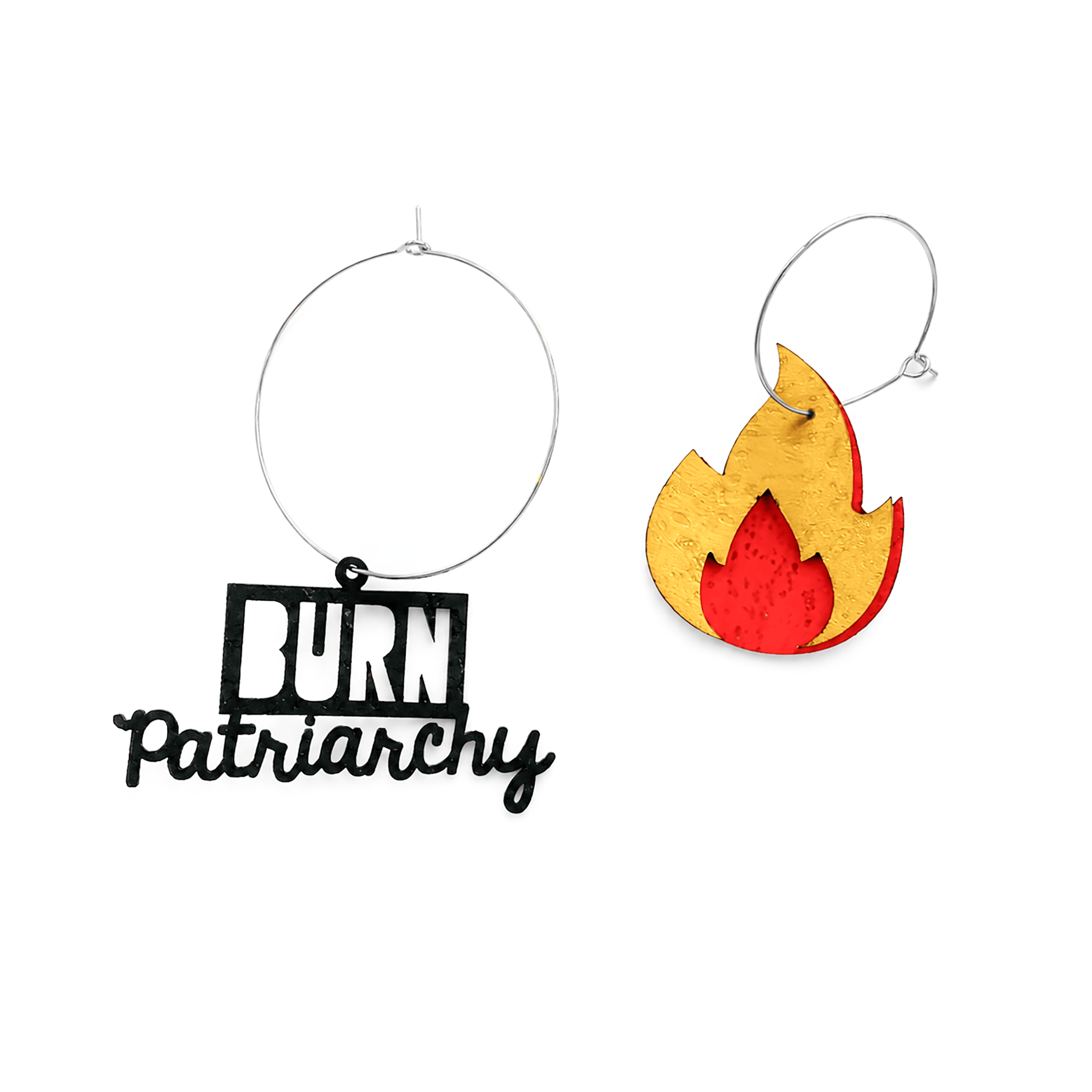 Boucles d'oreilles dépareillées Burn Patriarchy kit Essentiel argent — créoles argentées message liège noir et flamme bicolore Matcha Bijoux