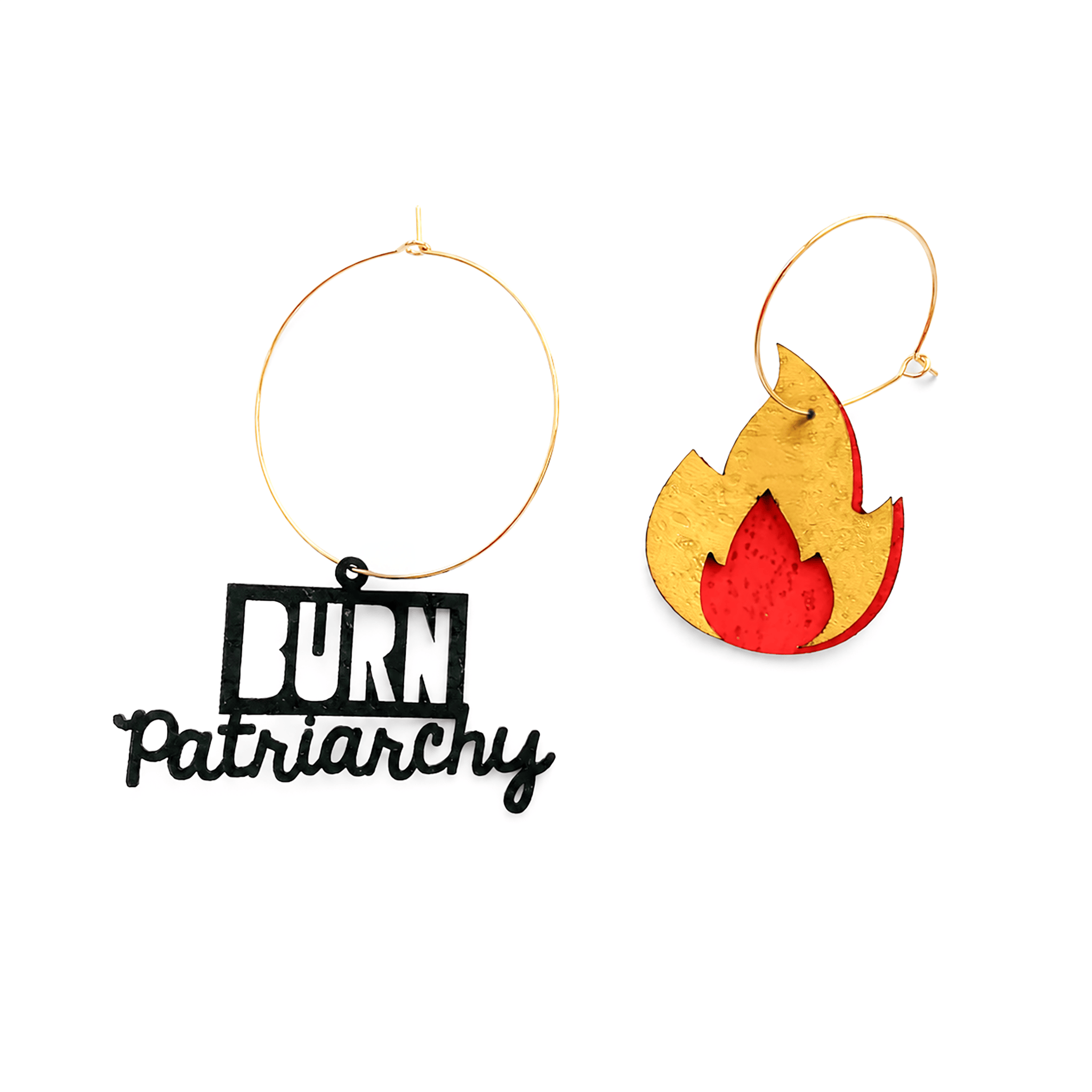 Boucles d'oreilles dépareillées Burn Patriarchy kit Essentiel or — créoles dorées message liège noir et flamme bicolore Matcha Bijoux