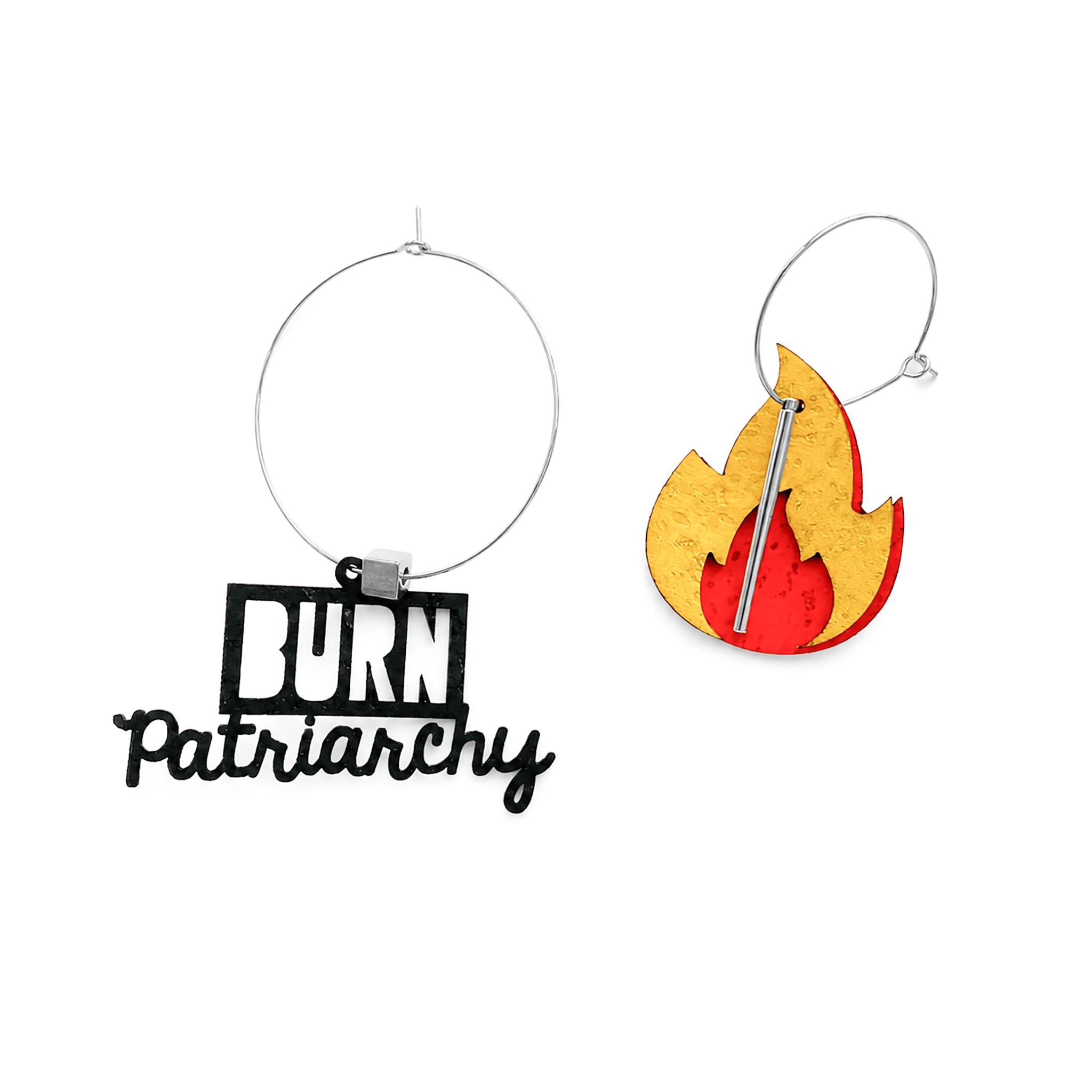 Boucles d'oreilles dépareillées Burn Patriarchy kit Glam argent — créoles argentées message liège noir et flamme bicolore avec tige Matcha Bijoux