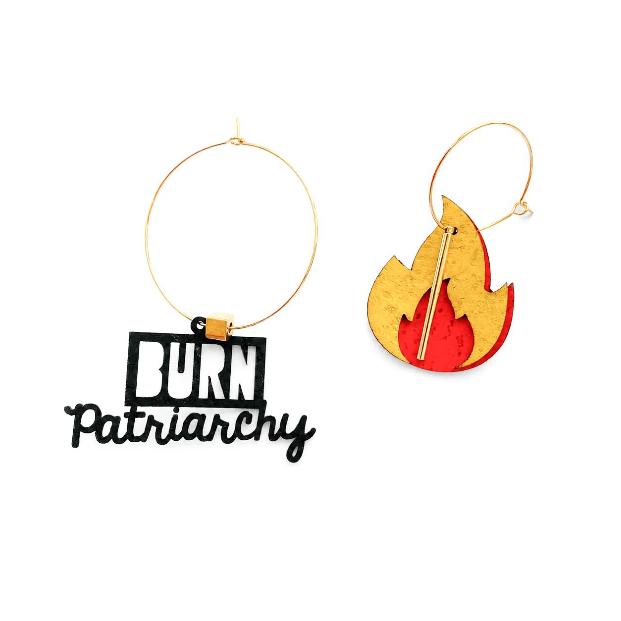 Boucles d'oreilles dépareillées Burn Patriarchy kit Glam or — créoles dorées message liège noir et flamme bicolore avec tige Matcha Bijoux