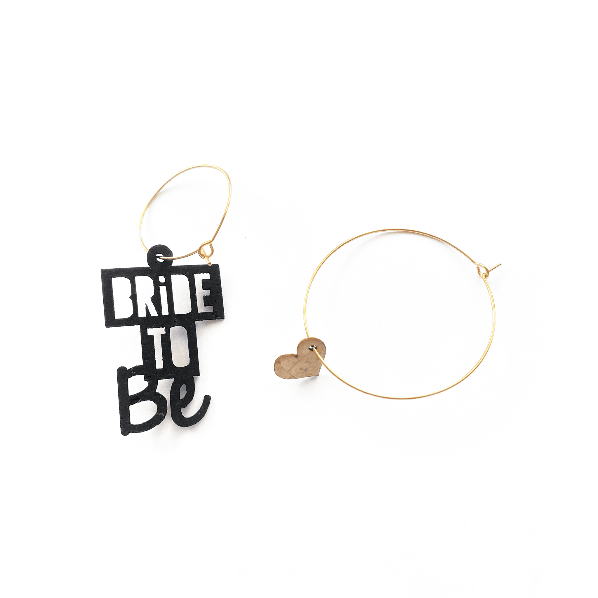 Boucles d'oreilles dépareillées Bride to Be Glam : créoles dorées charm texte noir et cœur cube doré, bijou EVJF mariée artisanal rock fait en France.