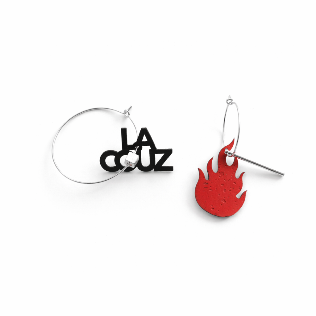 Paire de créoles argent asymétriques : l’une avec le pendentif noir “LA COUZ” , l’autre avec une flamme rouge - cadeau anniversaire cousine