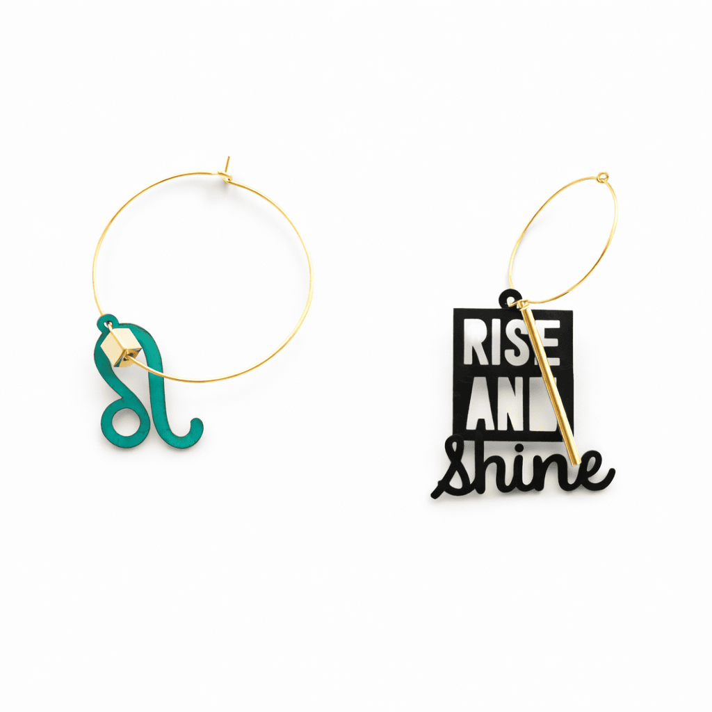 Boucles d’oreillesLione dorées, créoles dépareillées avec message Rise and shine.