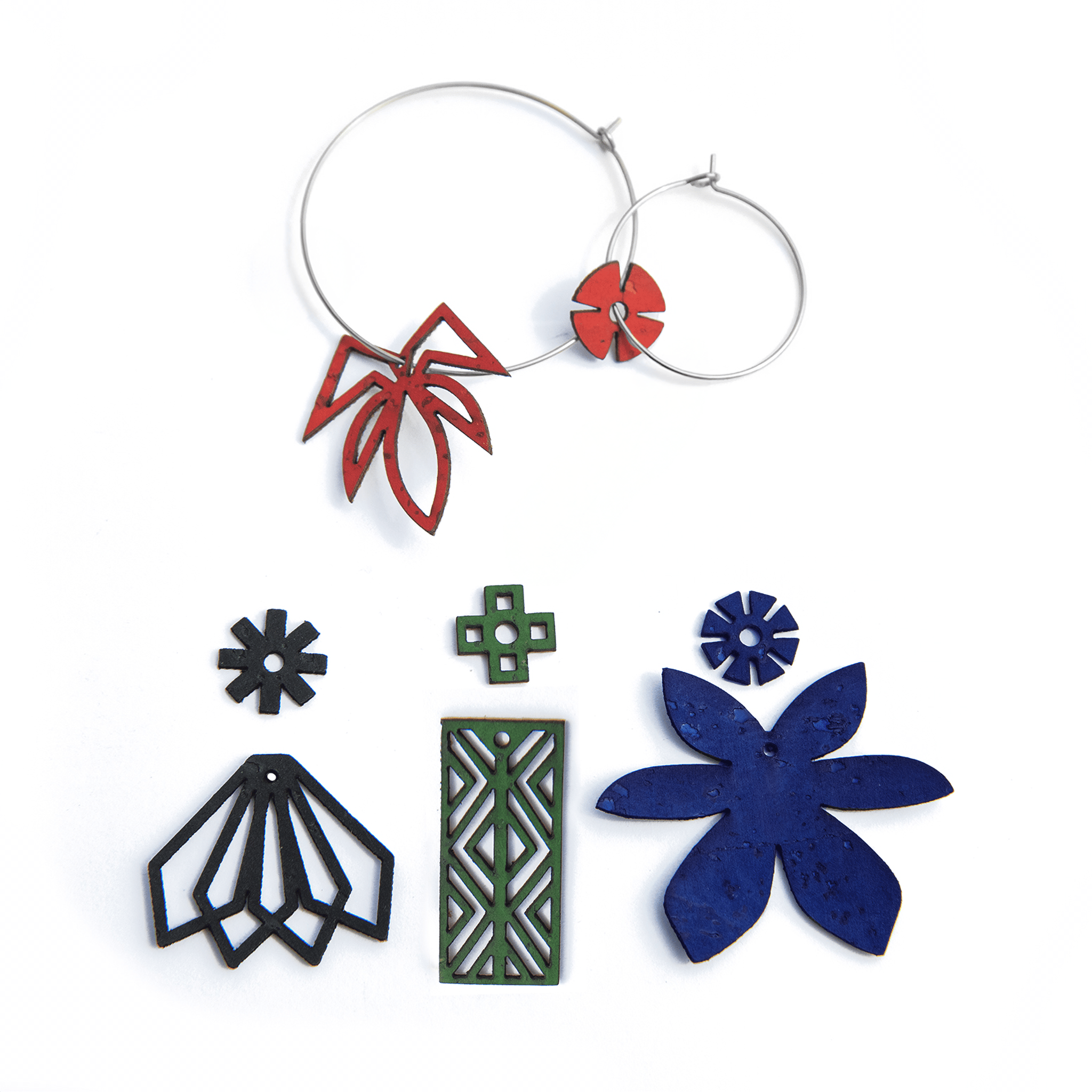 coffret boucles d’oreilles dépareillées créoles asymétriques avec breloques interchangeables colorées rouge bleu vert noir acier inoxydable concept couples mythiques bijoux modulables femme