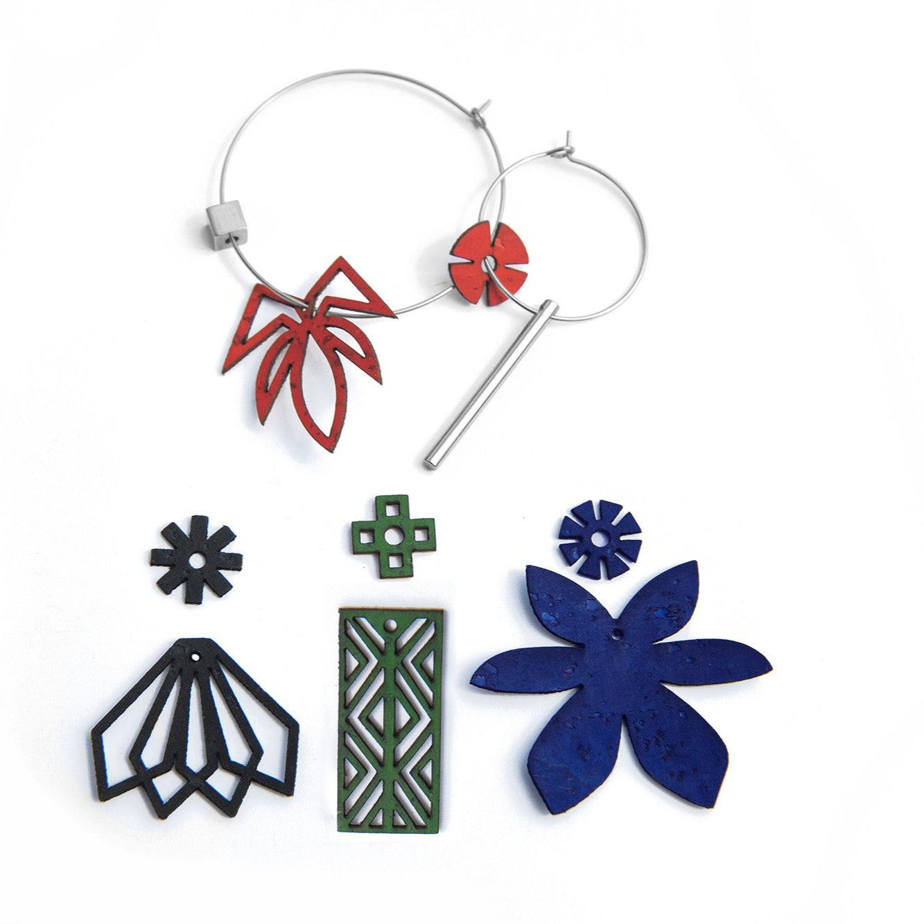 coffret de créoles dépareillées argentées avec breloques colorées interchangeables bijoux asymétriques en acier inoxydable sur fond blanc
