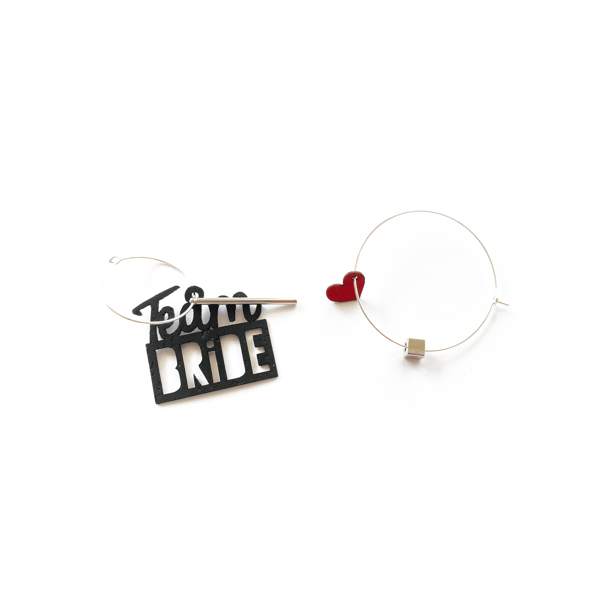 Boucles d'oreilles dépareillées Team Bride : créoles argentées charm texte noir et cœur rouge cube doré, bijou EVJF invitée artisanal rock fait en France.