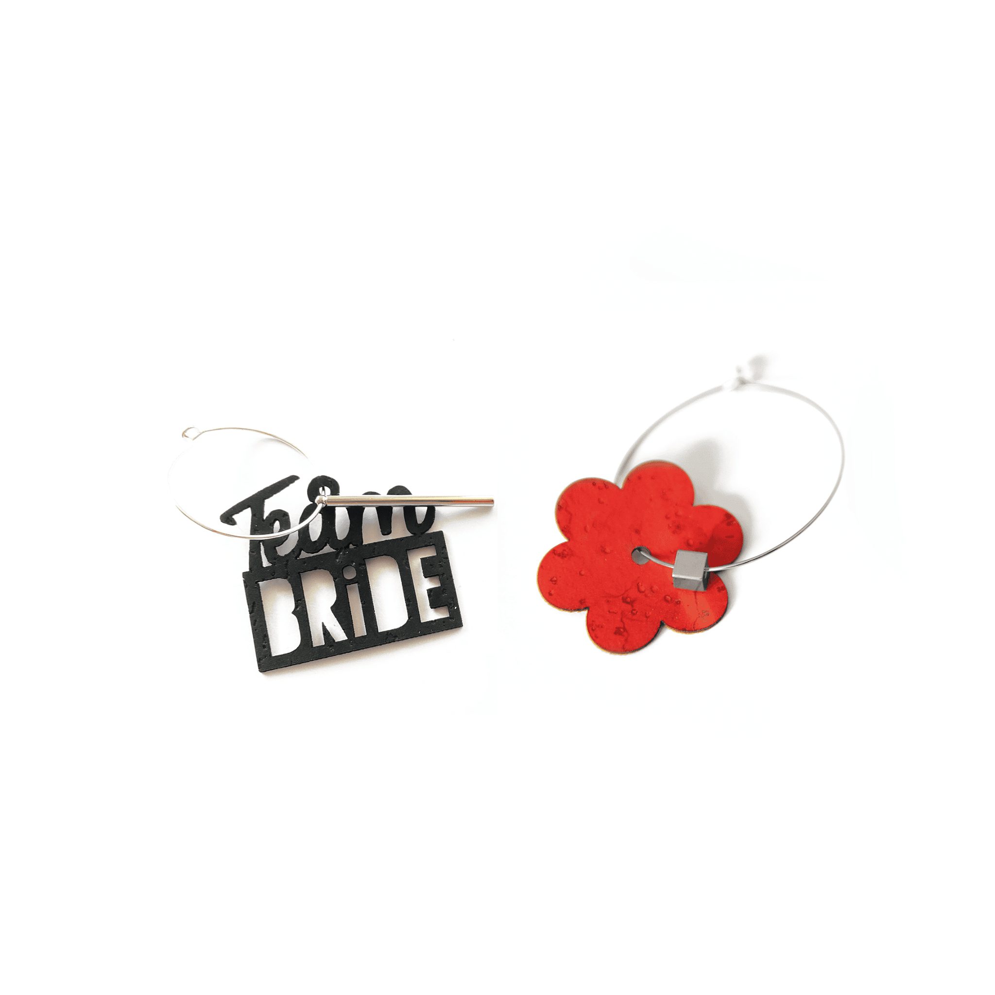 Boucles d'oreilles dépareillées Team Bride : créoles argentées charm texte noir et fleur rouge, bijou EVJF invitée artisanal rock fait en France.