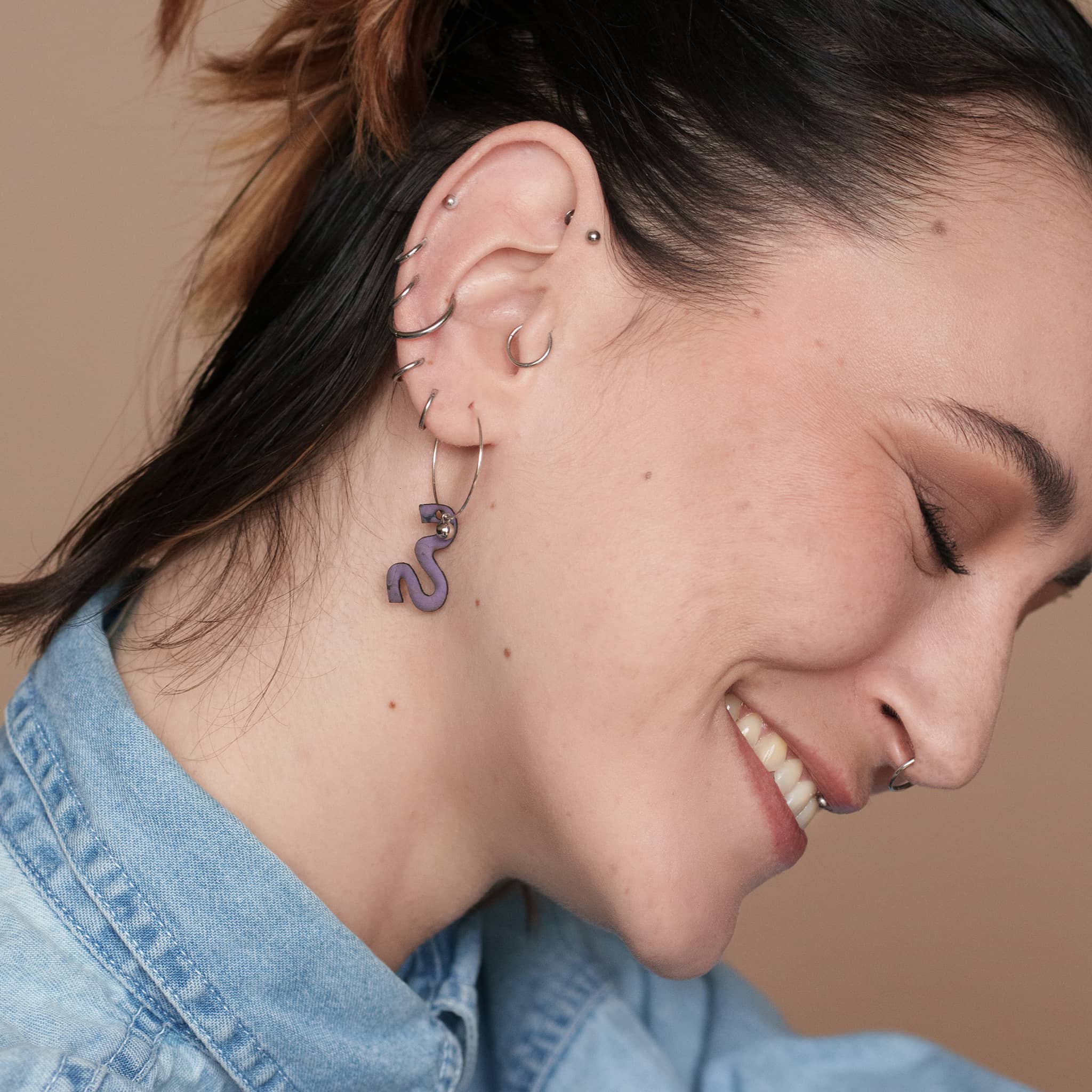 Styling avec les minis créoles Lilis - Parfait pour toutes les occasions