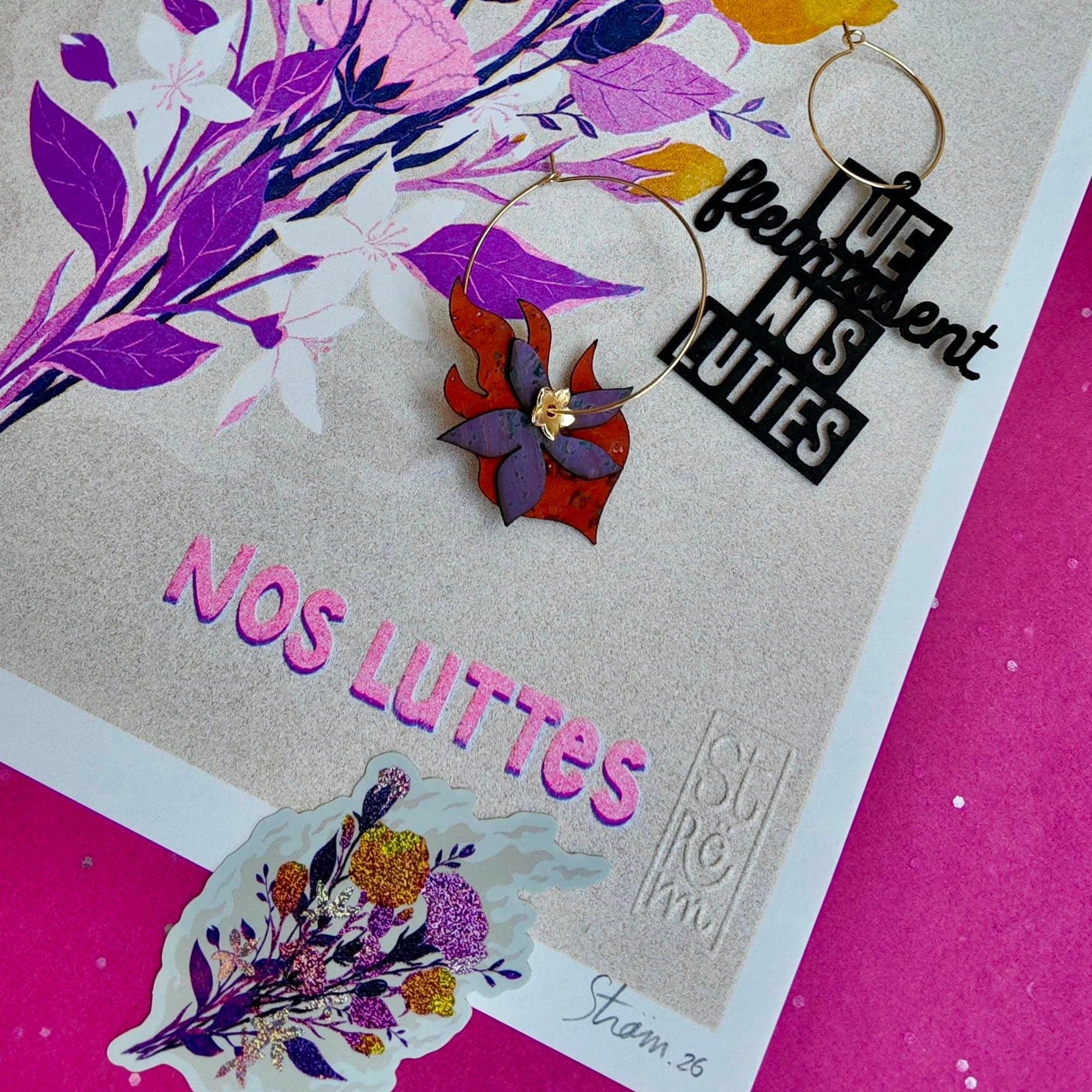 Contenu du coffret Que fleurissent nos luttes — boucles d'oreilles dépareillées, sticker holographique et affiche risographie STORM x Matcha Paris