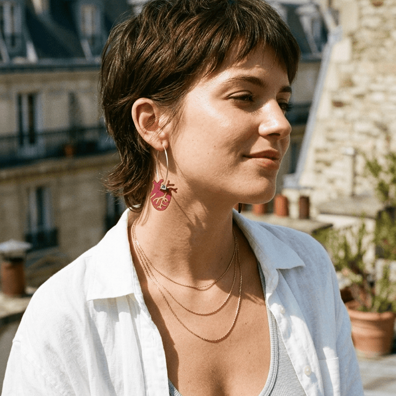Femme portant boucle d"oreille coeur anatomique boucles d'oreilles déparaillées