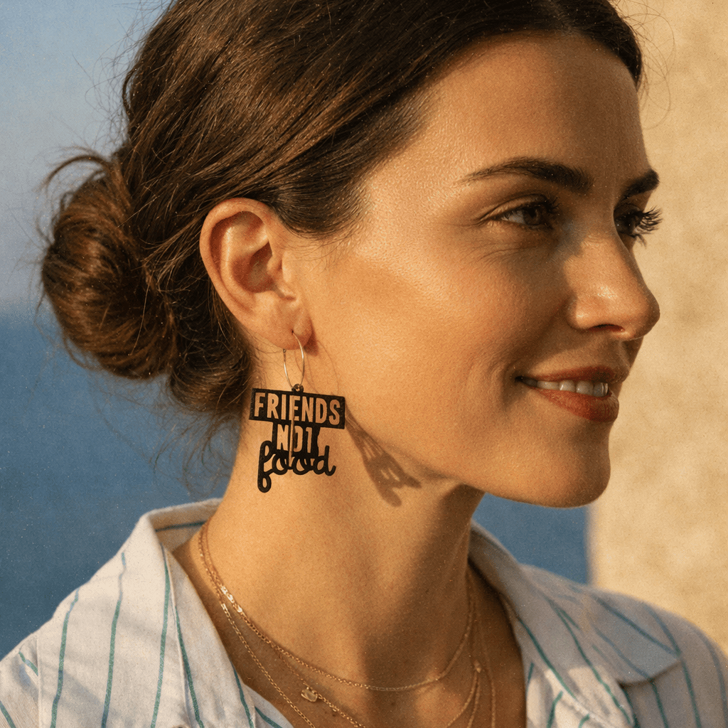 Modèle femme portant des créoles asymétriques Friends Not Food vegan, boucles d’oreilles dépareillées engagées en matières végétales fabriquées en France.