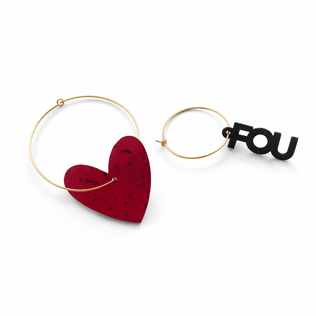 Boucles d oreilles creoles depareillees or avec breloque coeur rouge et message fou, bijou fun et decalé, creoles interchangeables faites main en France.