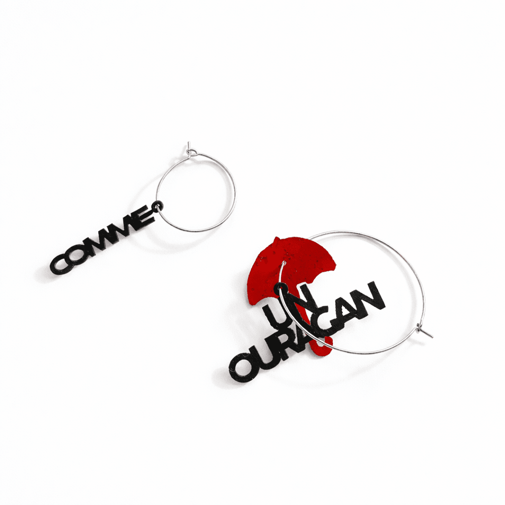 Boucles d oreilles creoles depareillees argent avec message comme un ouragan et breloque rouge, bijou original et graphique, creoles interchangeables faites main en France.