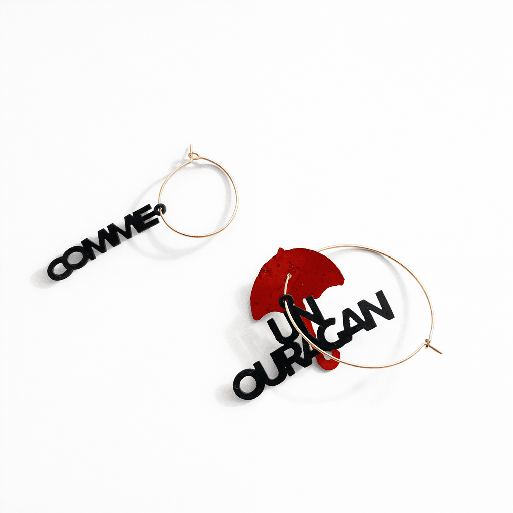 Boucles d oreilles creoles depareillees or avec message comme un ouragan et breloque rouge, bijou original et graphique, creoles interchangeables faites main en France.