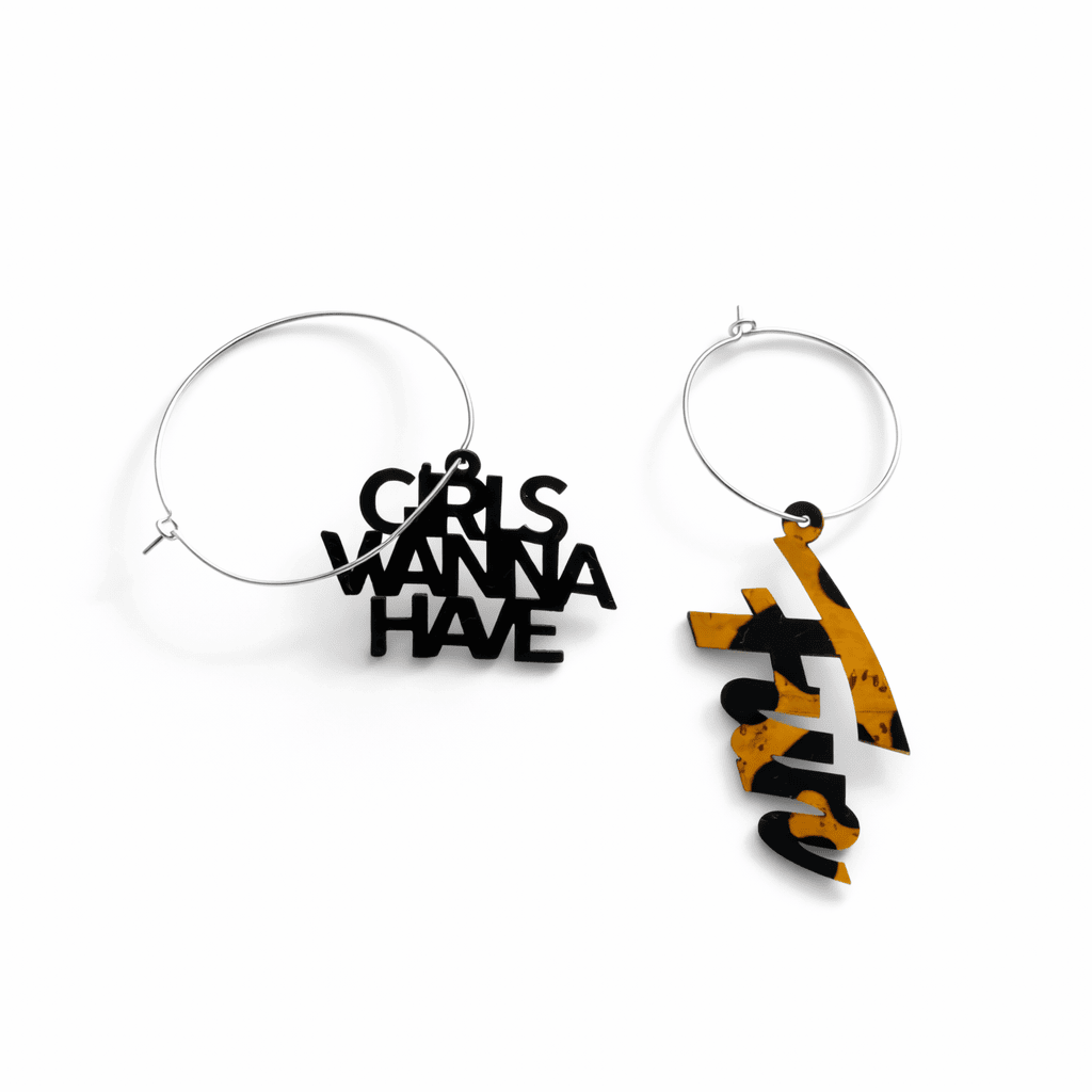 Boucles d oreilles creoles depareillees argent avec message girls wanna have et breloque graphique, bijou fun et empowering, creoles interchangeables faites main en France.