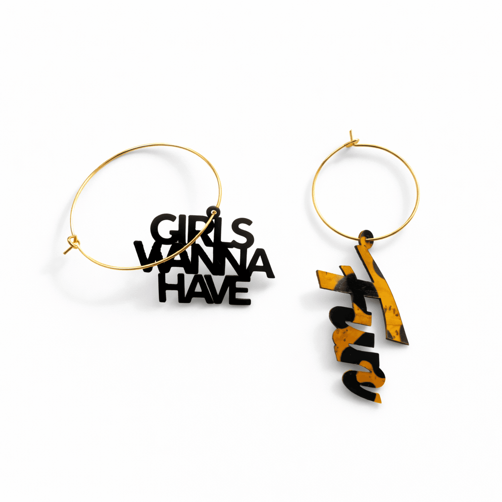 Boucles d oreilles creoles depareillees dorees avec message girls wanna have et breloque graphique jaune et noire, bijou original et empowering, creoles interchangeables faites main en France