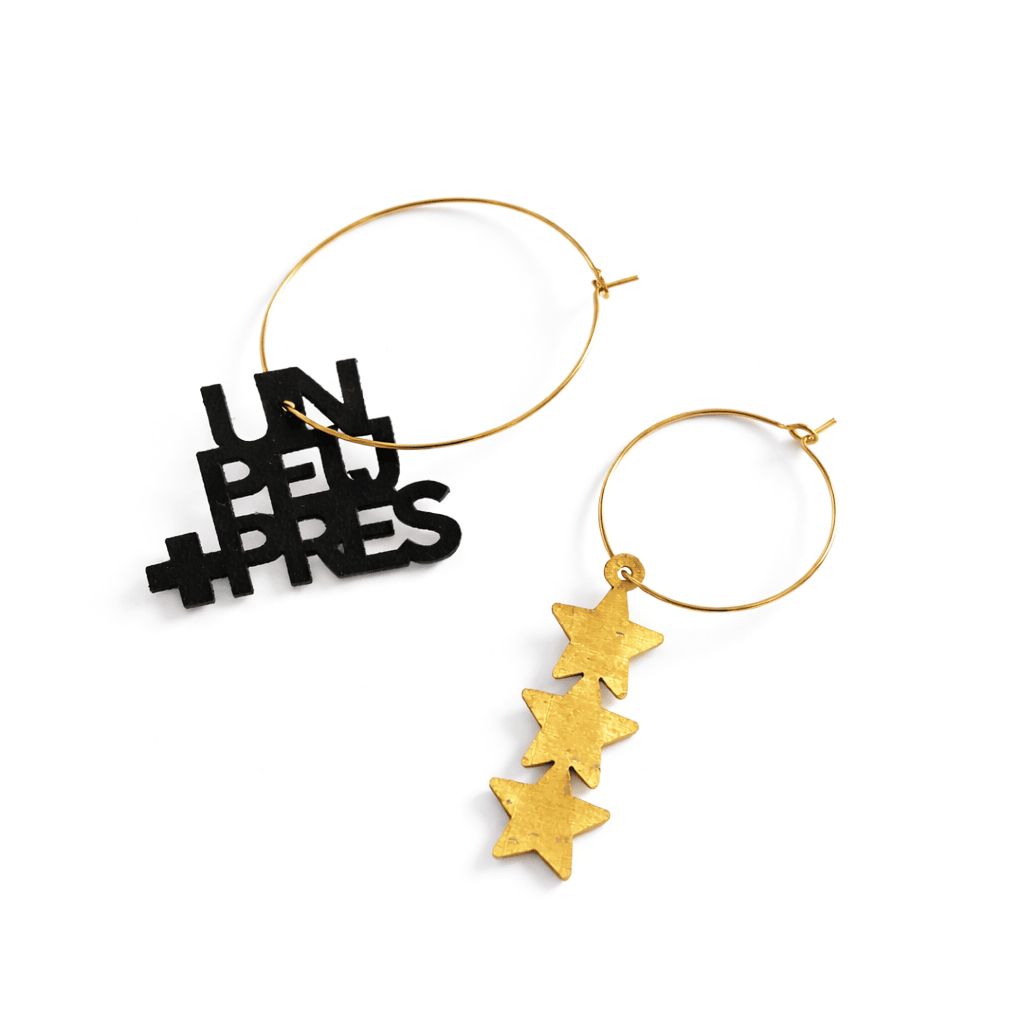 Boucles d oreilles creoles depareillees or avec message un peu pres et breloques etoiles dorees, bijou fun et decalé, creoles interchangeables faites main en France.