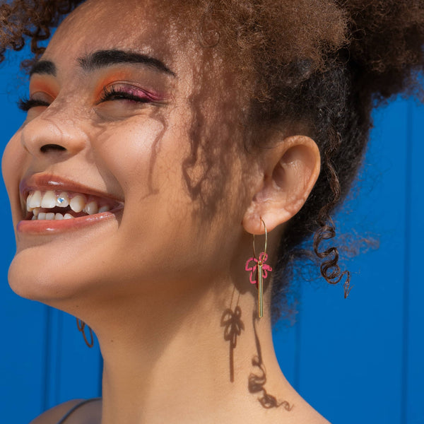 Créoles dépareillées "Frida et Diego" – bijoux graphiques roses