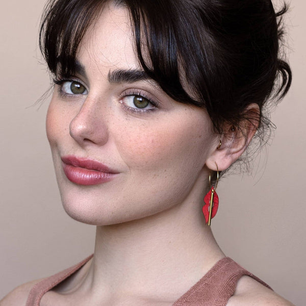 Créoles asymétriques Gala & Salvador – L’audace arty en bouche vermillon