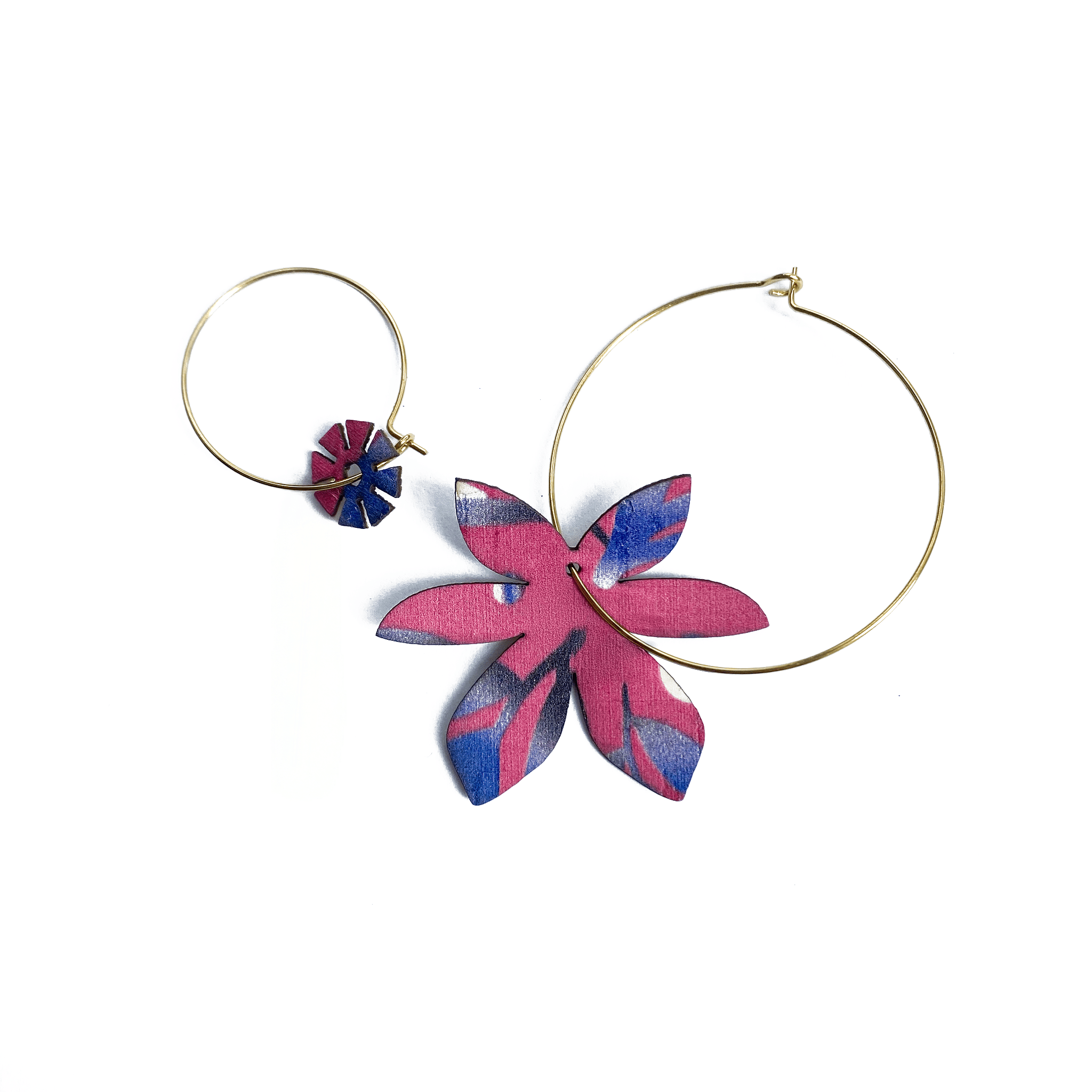 Créoles asymétriques Brangelina Bloom en édition limitée – boucles d’oreilles dépareillées artisanales avec motif floral rouge et bleu, fabriquées à la main en France - or