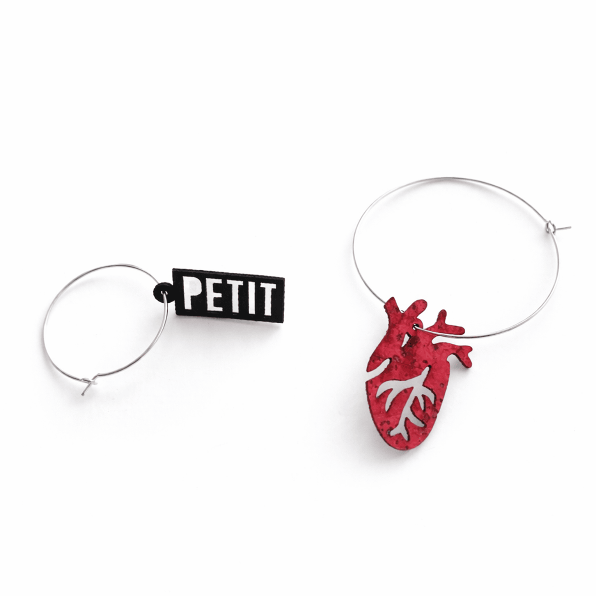 Paire de créoles asymétriques argenté avec charms "PETIT" noir et cœur anatomique rouge, fabriquées en France par Matcha Paris